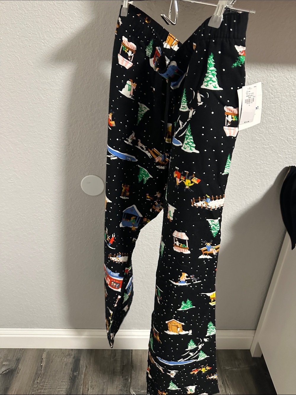 Old Navy Black Holiday Print Jogger Pants